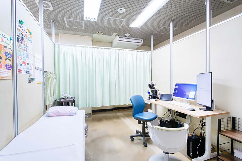 診察室奥側はオープンスペースになり換気に配慮しています